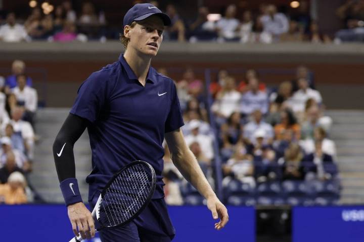 Deadspin | Jannik Sinner cruises to Paris Masters final