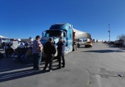 Campesinos y transportistas acuerdan levantar bloqueos carreteros tras reunión en Gobernación