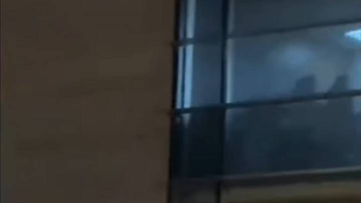 Les costó caro intimar en el trabajo: Vitacura destituyó a funcionarios de video viral