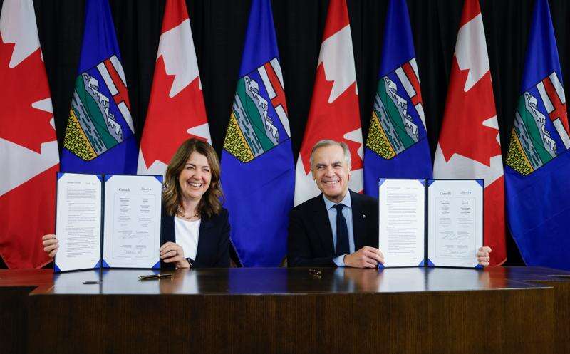 Canada’s prime minister and Alberta’s premier sign pipeline deal that could reverse oil tanker ban