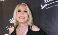 Laura Bozzo enloquece y muestra sus senos durante su ingreso a “La Casa de Alofoke”