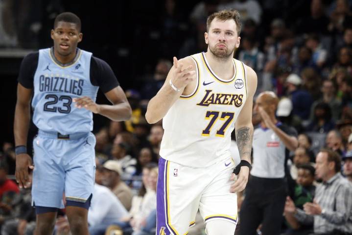 Deadspin | Luka Doncic running the show for Lakers, as Heat arrive in Los Angeles