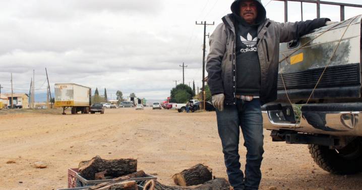 Reubican a leñeros a un costado de las vías, ¿Qué permisos necesitan?