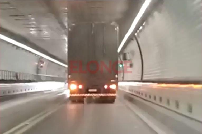 Video: grabaron a otro camión que roza el techo del túnel subfluvial