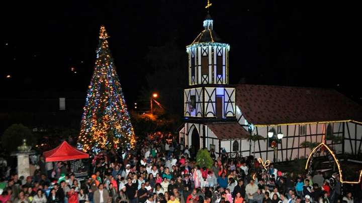 La Colonia Tovar encendió la Navidad con una "noche mágica de luz y tradición"