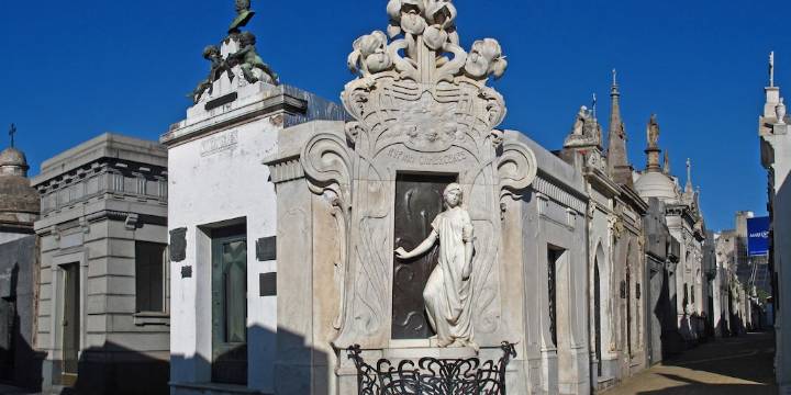 El Día de los Difuntos: cementerios, cremaciones, el duelo que ya no se vive y la transformación de los rituales mortuorios