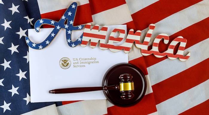 Pórtese bien o le niegan la ciudadanía de EE.UU.