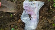 Un agricultor halla una montaña de billetes cuando limpiaba su finca y cuando llega la Policía...