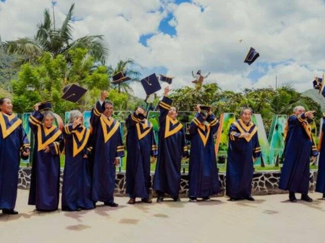 Pasco: usuarios de Pensión 65 cumplen sus sueños y se gradúan de programa de alfabetización digital