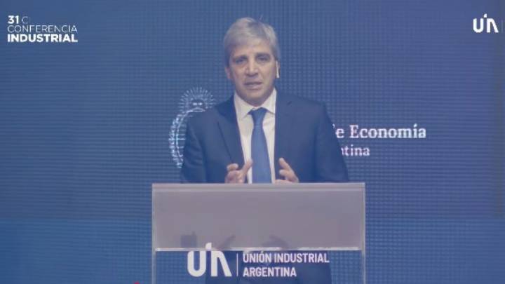 "Es mejor una flotación entre bandas que una flotación libre" El ministro de Economía Luis Caputo habló ante empresarios de la UIA del dólar y destacó que la mayoría de los países no flota libremente.