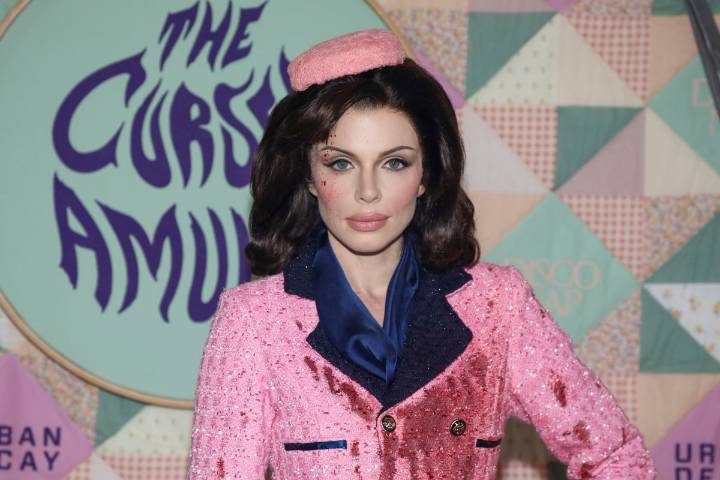 Julia Fox causa indignación por usar un disfraz de Jackie Kennedy ensagrentado
