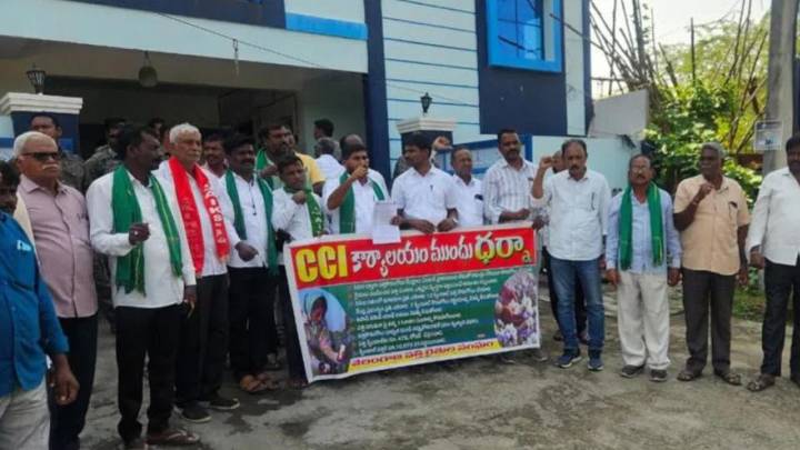Cotton Farmers Association stages protest in Warangal