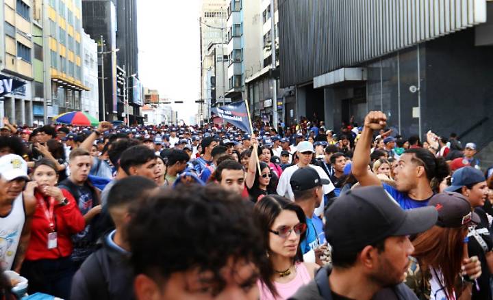 Jóvenes toman Caracas en masiva marcha por la educación y la paz