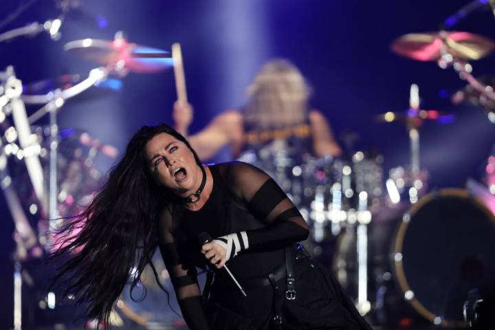 KROQ Almost Acoustic Christmas: Evanescence, Social Distortion, Papa Roach and more