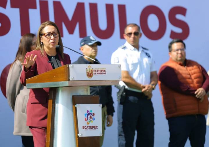 Reconoce Azucena Cisneros a policías de Ecatepec con estímulos por su labor