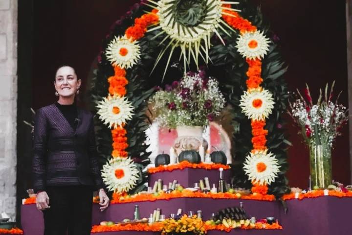 Sheinbaum dedica la ofrenda de Palacio Nacional a las mujeres indígenas