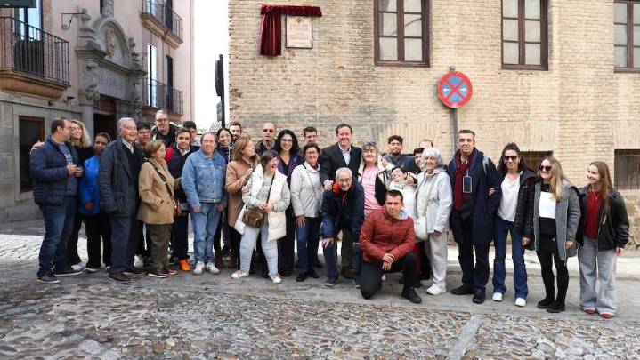 Toledo rinde homenaje a Apanas por su 60 aniversario con una placa en el Casco