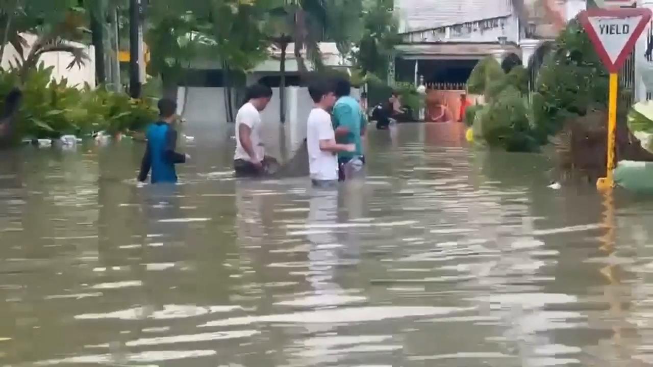 Typhoon Kalmaegi moves across central Philippines, leaving at least 1 dead and setting off floods