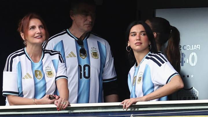 Dua Lipa se robó las miradas en el superclásico del fútbol argentino que terminó con victoria para Boca Juniors