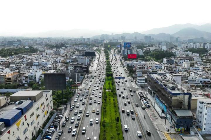 ATU: más de mil vehículos informales operan impunemente en la av. Javier Prado