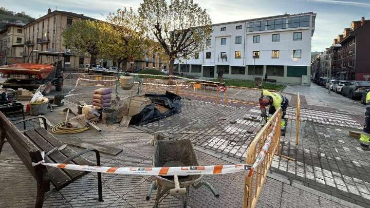 Las obras de las zonas semipeatonales de Pola de Laviana, en la recta final