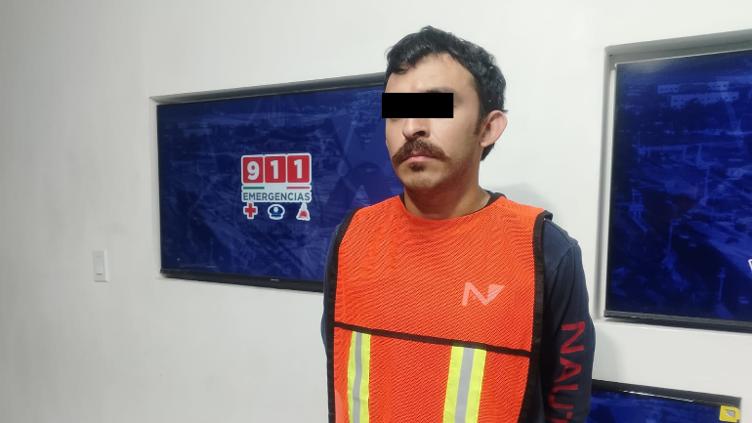 Presentan a hombre que desató persecución; chocó tres autos y un poste