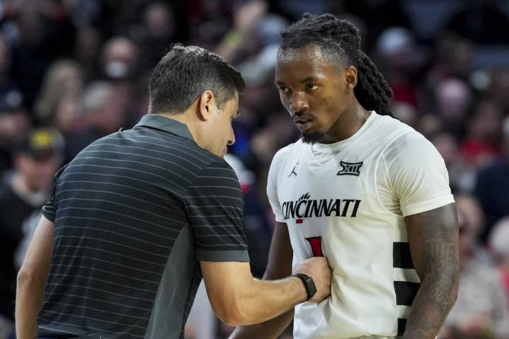 Deadspin | Cincinnati showing commitment to running as Mount St. Mary's visits