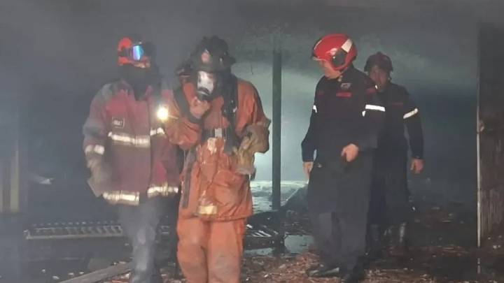 Once vehículos calcinados y 150 personas desalojadas tras voraz incendio en edificio de Caracas