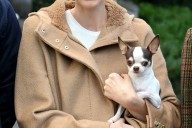 Charlene de Mónaco es un sueño setentero con parka camel, vaqueros de campana y botines de ante