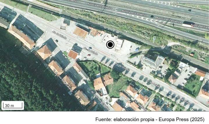 Dos personas, una armada, atracan con violencia una gasolinera de Torres, en Torrelavega