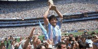 Recordando a Maradona, el Ícono del Fútbol