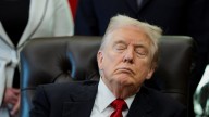 Trump, ¿dormido durante un acto? Se viralizan imágenes suyas con los ojos cerrados en el Despacho Oval
