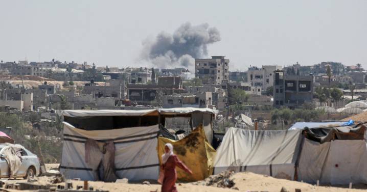 Israel bombardea el sur de Gaza y denuncia que los últimos cuerpos entregados por Hamás no son de rehenes