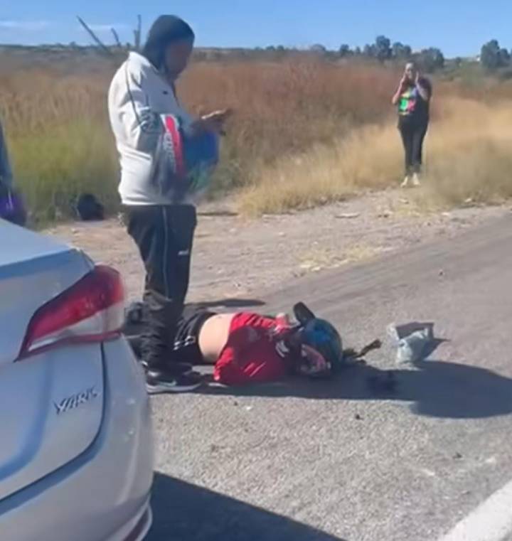Desigual choque entre un auto y dos motocicletas en la carretera 70 Poniente deja un muerto y dos lesionados
