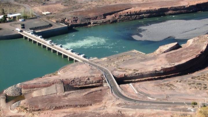 El Gobierno habilitó a siete empresas a competir por cuatro represas clave y apunta a sellar la privatización antes de fin de año