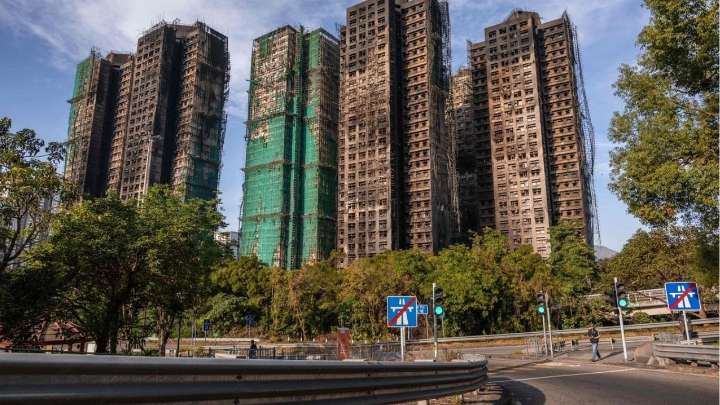 Aumenta a 128 los muertos en Hong Kong por incendio en complejo de edificios; 8 detenidos