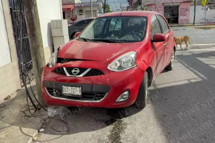Conductor pierde control y choca contra poste en el barrio de San Román en Campeche