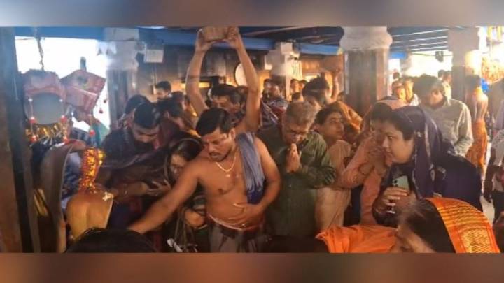 Lord Dhabaleswar adorns Chandrachuda Besha on second day of Panchuka, devotees throng shrine in Cuttack