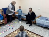 Angelina Jolie visita un hospital en una de las ciudades más peligrosas en Ucrania