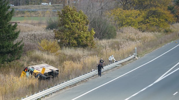 Driver dead, kids injured after school bus crash on Highway 401 near London, Ont.