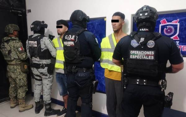 Aseguran fusil, pistolas y balas tras persecución de dos hombres