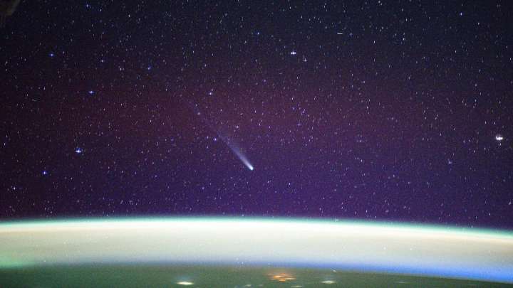 Astronautas Toman Fotos de Cometas Lemmon y Swan en la Aurora Boreal desde Estación Espacial