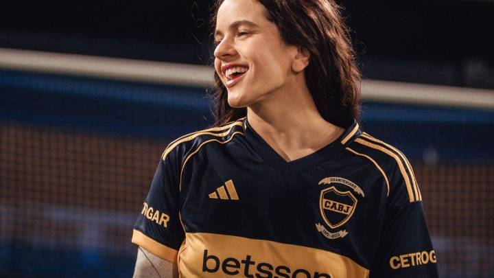 Rosalía se puso la camiseta de Boca y recorrió la Bombonera