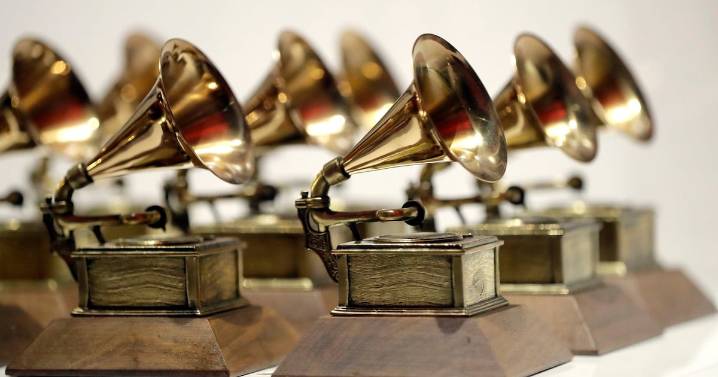 Latin Grammy voting members invited to Recording Academy