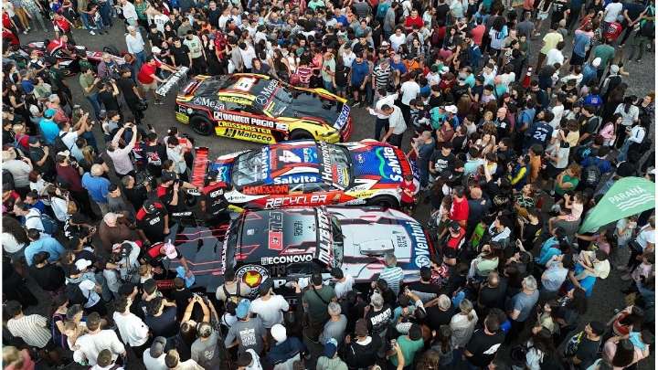 Los autos del TC rugieron en el Parque Urquiza ante miles de fanáticos
