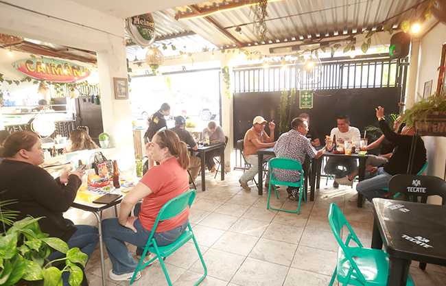 Adrián Covarrubias, historia de éxito; Todo empezó en un carrito…