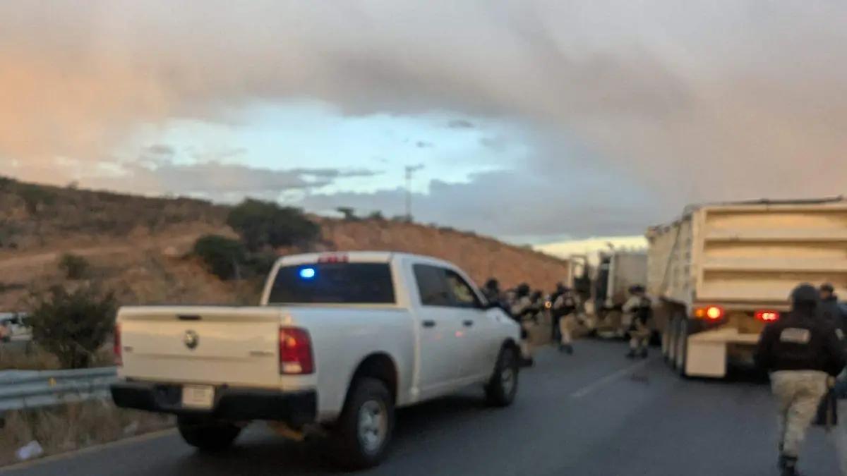 Bloqueos en la carretera Jiménez–Parral desatan caos e incertidumbre; personas se refugiaron en FGE