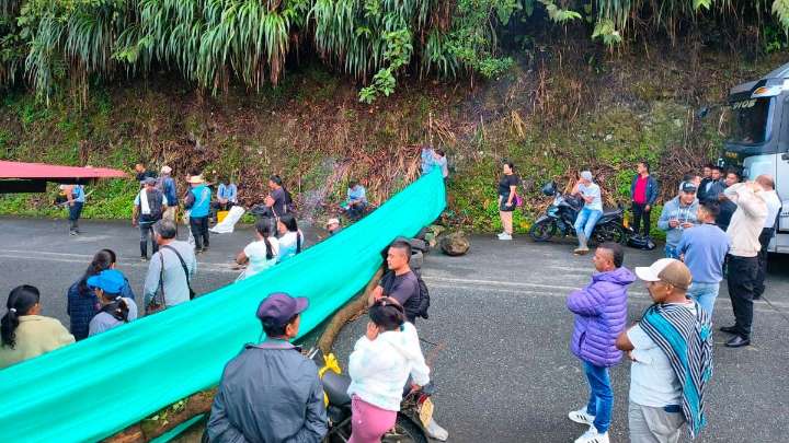 Comunidades indígenas de URIPAWA cierran totalmente la vía Pasto–Tumaco ante falta de respuestas del Gobierno Nacional