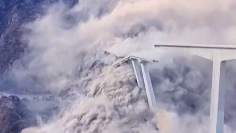 Bridge partially collapses in China