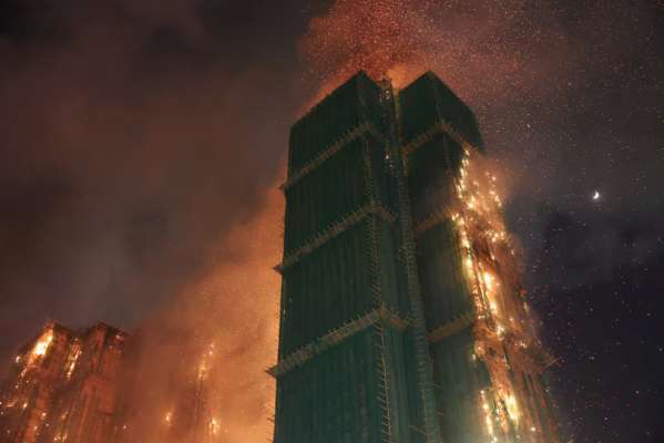 Incendio en un complejo de rascacielos en Hong Kong deja al menos 44 muertos y cerca de 300 desaparecidos